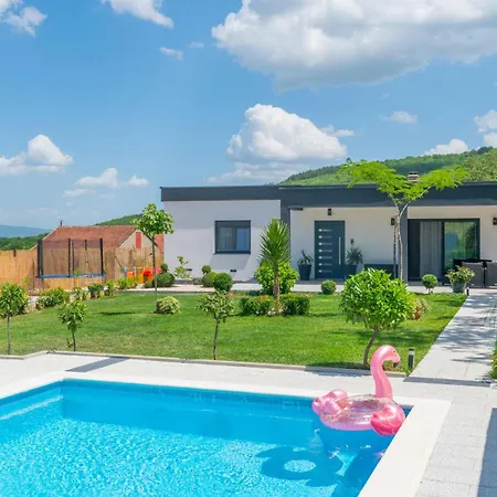 3 Bedroom Amazing In Holiday home Drum