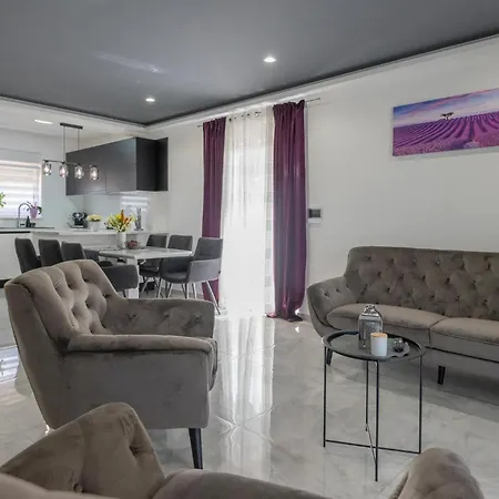 3 Bedroom Amazing In Holiday home