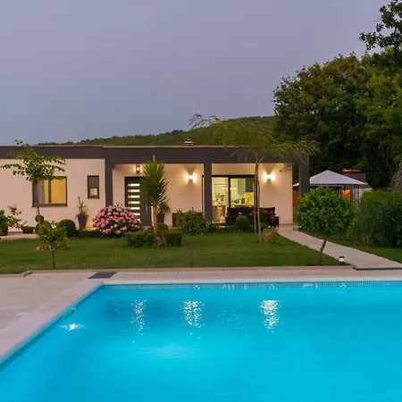 3 Bedroom Amazing In Holiday home Drum