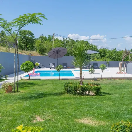3 Bedroom Amazing In Holiday home