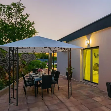 3 Bedroom Amazing In Prázdninový dům *